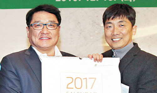 지난 13일 경기도 안양시 LS타워에서 열린 제4회 LS산전배 전국수중사진공모전에서 구자균 LS산전 회장(왼쪽)과 대상을 받은 박인수 작가가 기념촬영을 하고 있다.     LS산전 제공